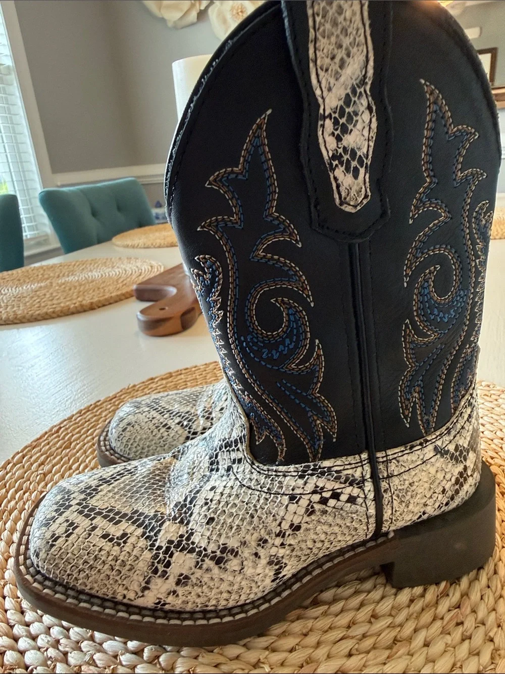 Smoky Mountain size 11 Kids Snake-Print Western Boots in Black and Cream EUC